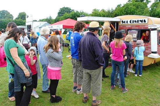 очередь в кинотеатр