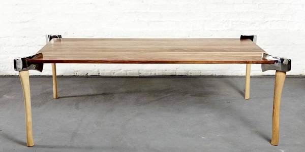 стол из топоров