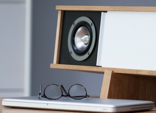 удобный стол с колонками