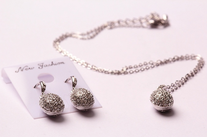 Как организовать торговлю бижутерией?