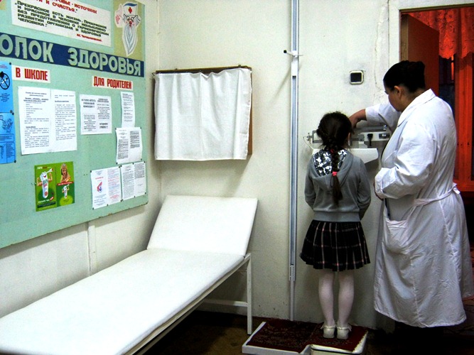 Обычный медицинский кабинет с пациентом и медсестрой. Обычный медицинский кабинет с пациентом и медсестрой.