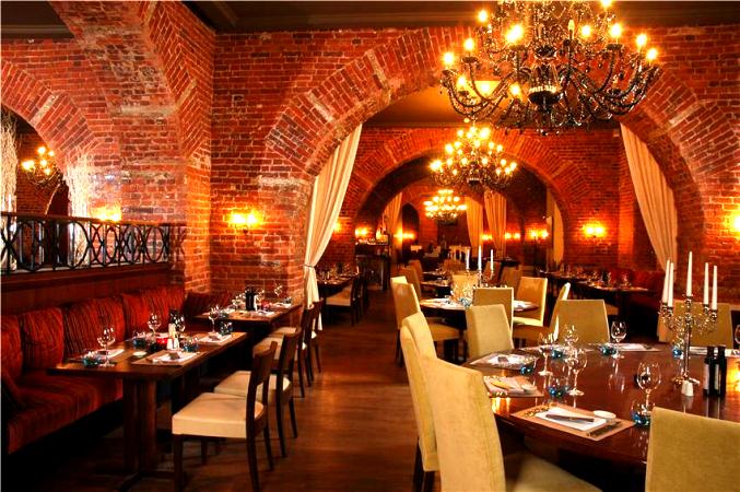 Интерьер ресторана нужно тщательно продумать, как и освещение.