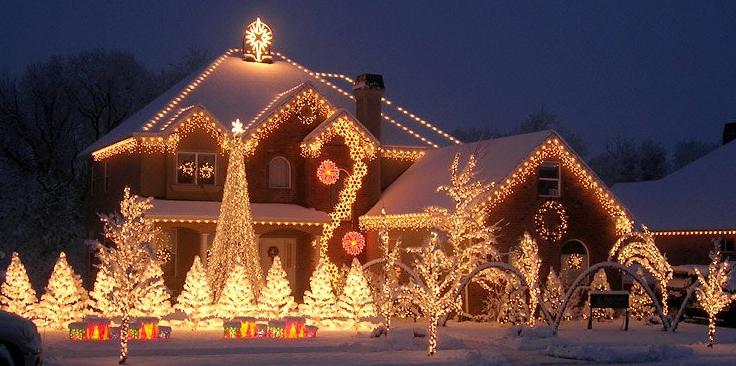 Идея украшений домов и деревьев герляндами