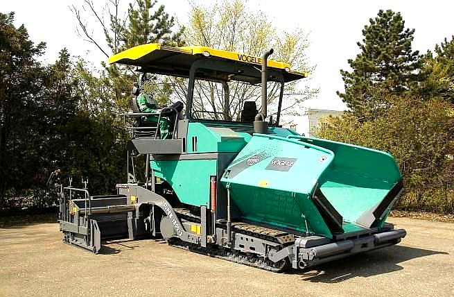 Усовершенствованный асфальтоукладчик