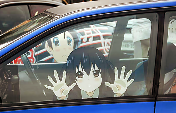 Наклейка на стекле автомобиля тоже может быть рекламной или просто прикольной - по выбору автовладельца