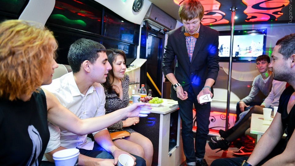 Вечеринка в обновленном салоне автобуса