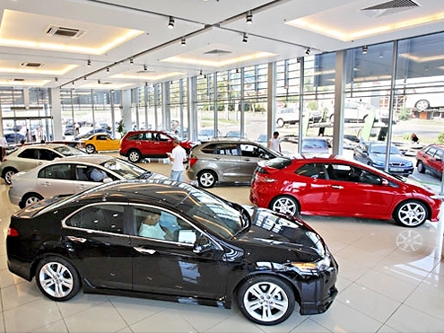 Автомобиль в автосалоне