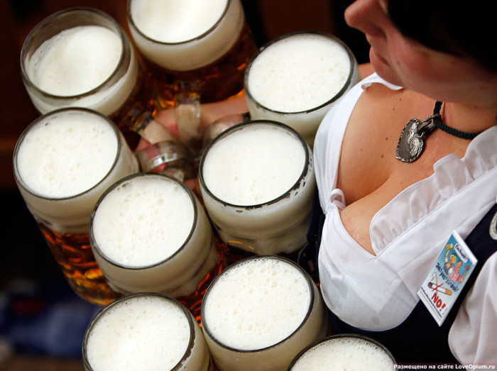 Официантка в пабе