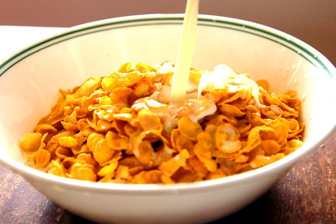 Сухой завтрак в миске с молоком, быстро и просто.