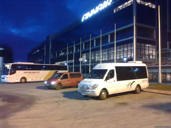 К зданию должна прилегать обширная автостоянка