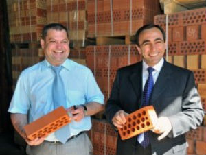 Для небольшого кирпичного производства достаточно нанять 1 управляющего