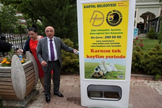 Креативная кормушка на улицах Стамбула