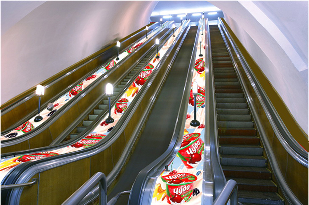 Реклама на эскалаторе