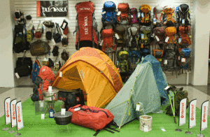 Ассортимент снаряжения в туристическом магазине
